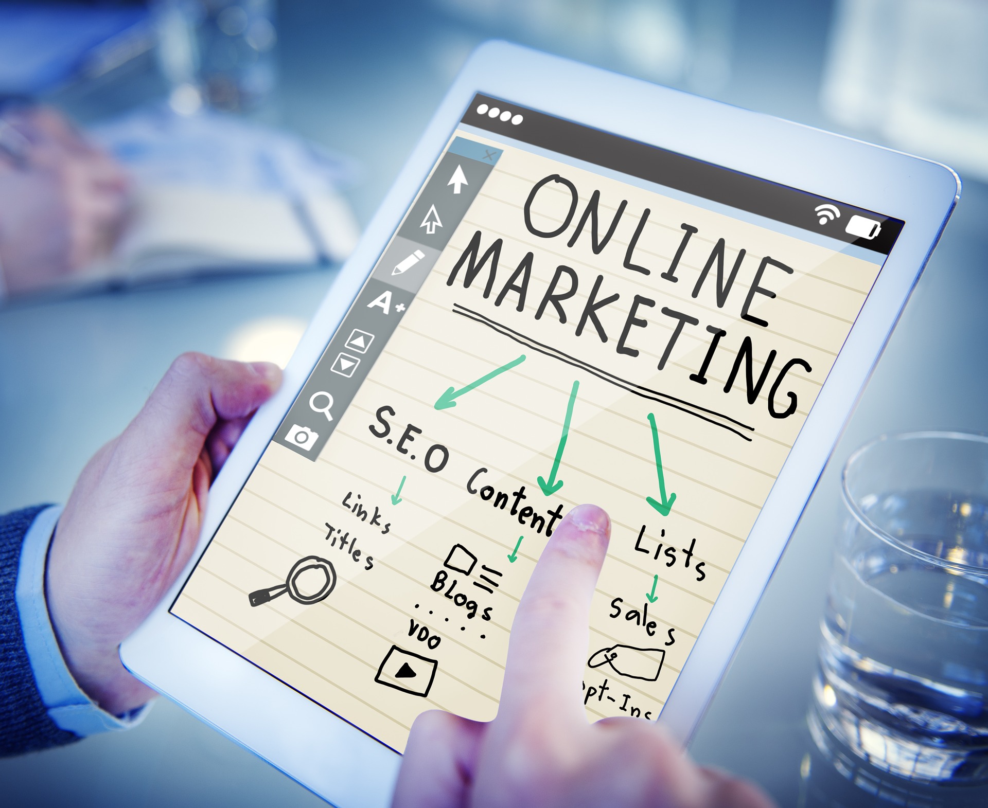 Benefits of Call Tracking in Online Marketing Hand